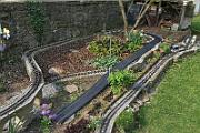 2019-04-09-001 Die ersten Planungen beginnen. Um mal einen Eindruck zu bekommen, lege ich erste Carrera-Schienen in den Garten.