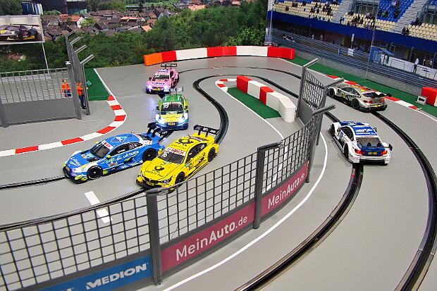 Carrera Indoor 2016 begann die neue Carrera-Zeitrechnung bei mir. Zuerst wurde diverse Layouts auf dem Wohnzimmer-Boden aufgebaut. 2019...