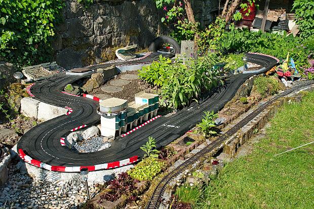 Carrera Outdoor 2019 begann der Umbau des Gartens. Die Gartenbahn wurde verkleinert und die Carrera-Bahn nahm viel Platz ein. In der...